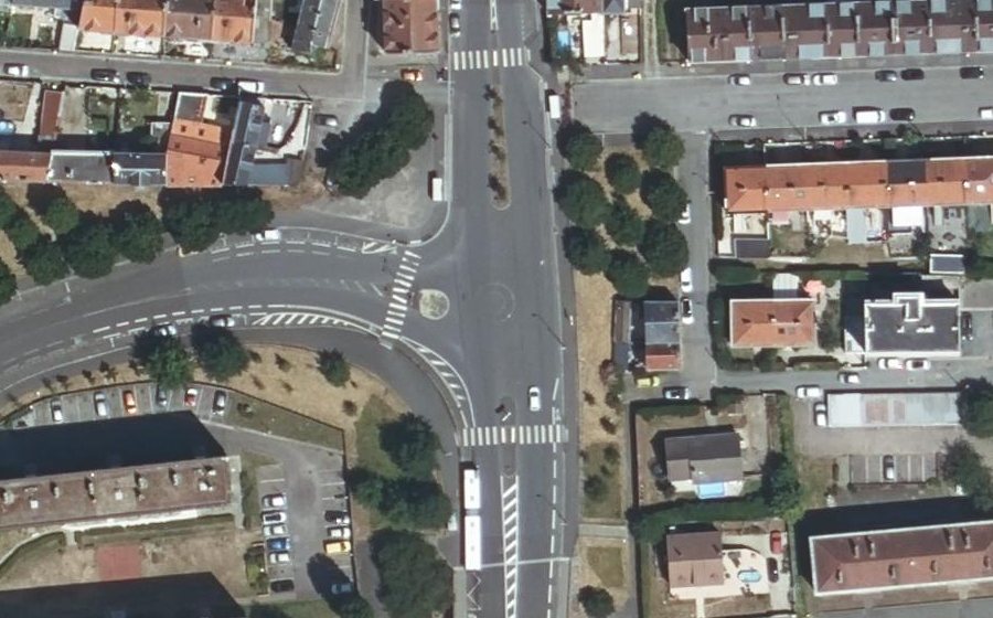 Vue aérienne du Rond-point anonyme n°75888679