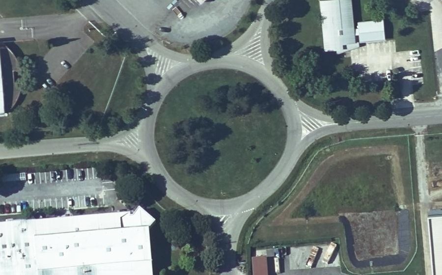 Vue aérienne du Rond-point anonyme n°75889089