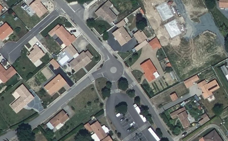 Vue aérienne du Rond-point anonyme n°75891544