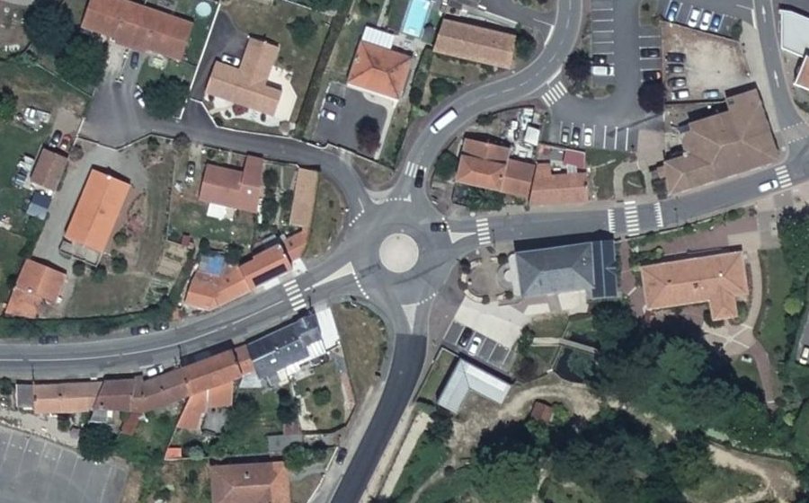Vue aérienne du Rond-point anonyme n°75891551