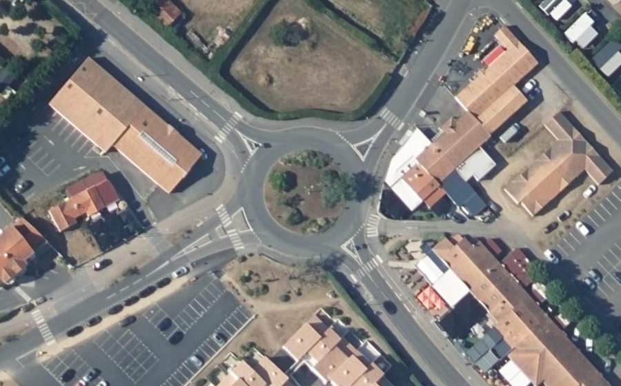 Vue aérienne du Rond-point anonyme n°75894583