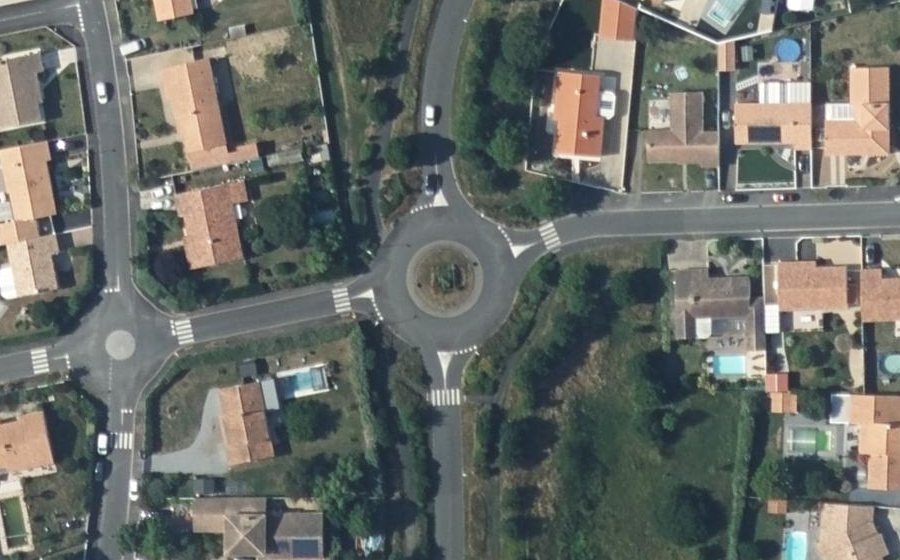 Vue aérienne du Rond-point anonyme n°75923165