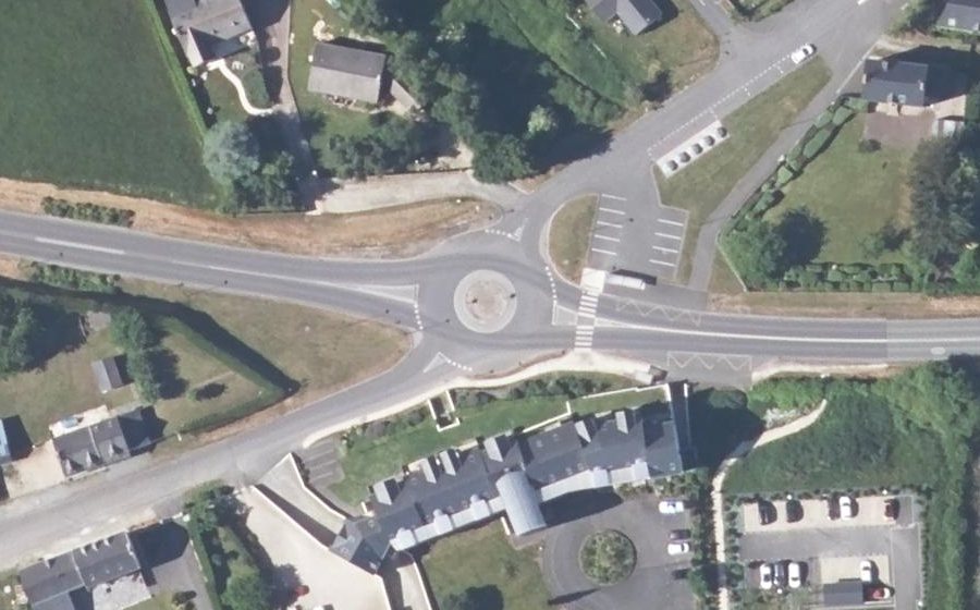 Vue aérienne du Rond-point anonyme n°759883900