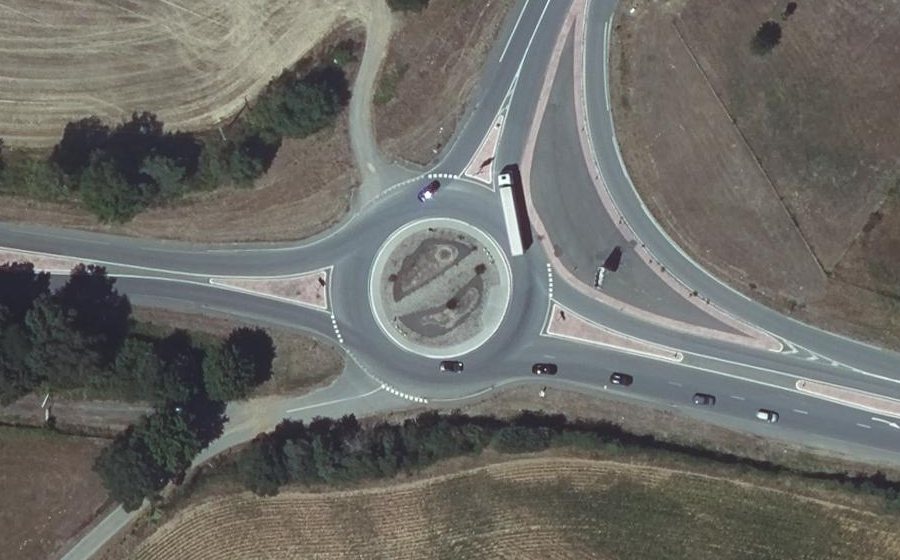 Vue aérienne du Rond-point anonyme n°760576060