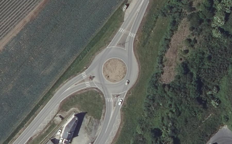 Vue aérienne du Rond-point anonyme n°760896109