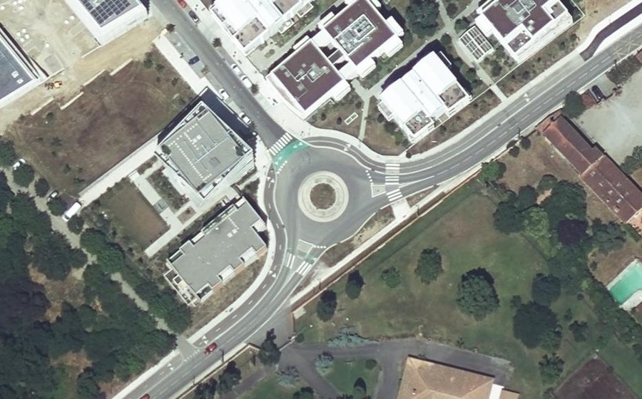 Vue aérienne du Rond-point anonyme n°761124164