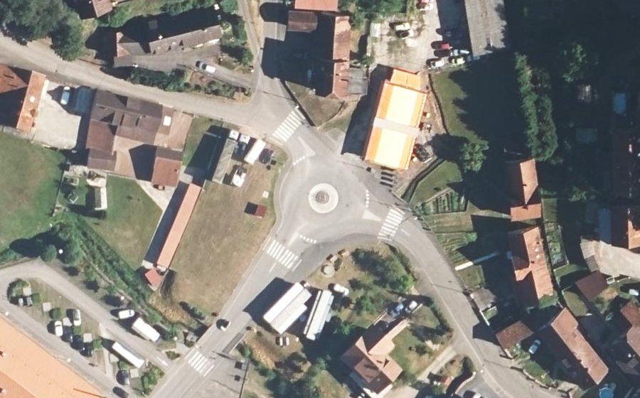 Vue aérienne du Rond-point anonyme n°761448574