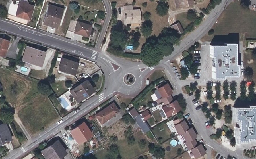 Vue aérienne du Rond-point anonyme n°761483030