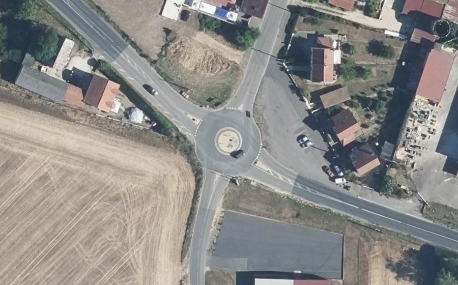 Vue aérienne du Rond-point anonyme n°762498641