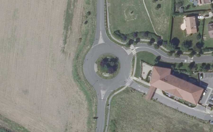 Vue aérienne du Rond-point anonyme n°76253588