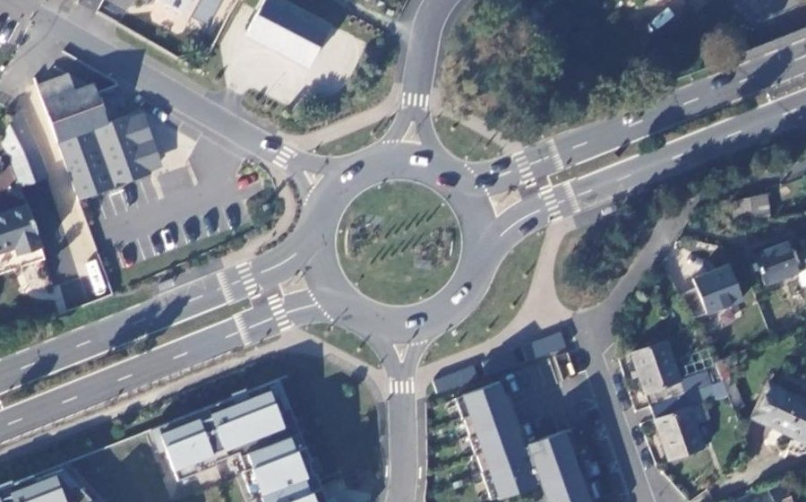 Vue aérienne du Rond-point anonyme n°762966680