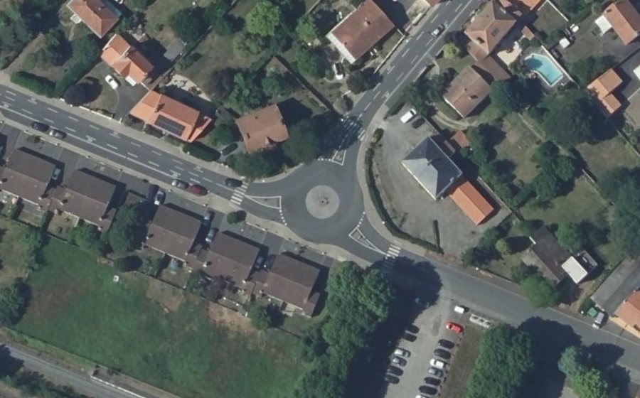 Vue aérienne du Rond-point anonyme n°763217407