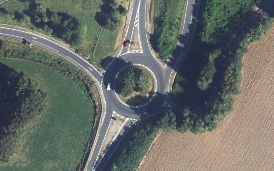 Vue aérienne du Rond-point anonyme n°76371493