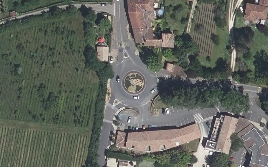 Vue aérienne du Rond-point anonyme n°764217946