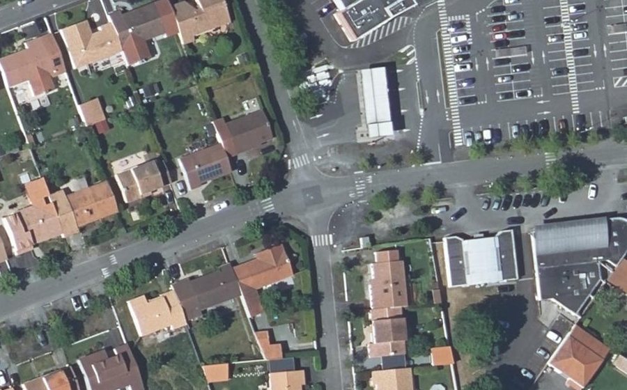 Vue aérienne du Rond-point anonyme n°76563150
