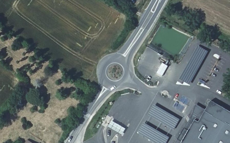 Vue aérienne du Rond-point anonyme n°765746048