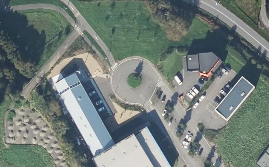 Vue aérienne du Rond-point anonyme n°766414602