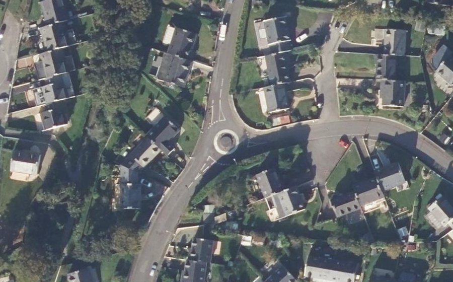 Vue aérienne du Rond-point anonyme n°766433724