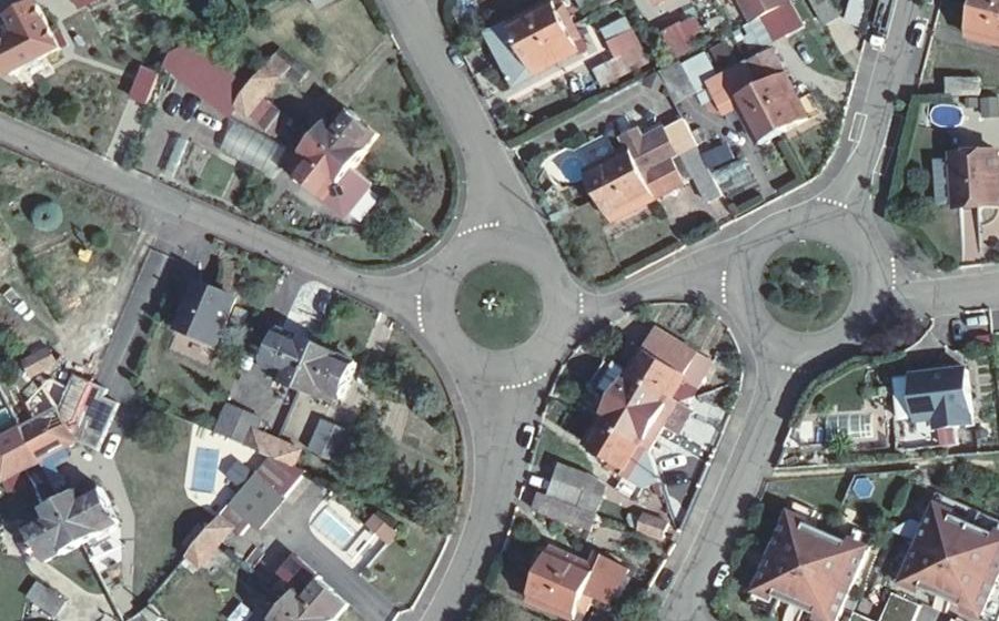 Vue aérienne du Rond-point anonyme n°766454680