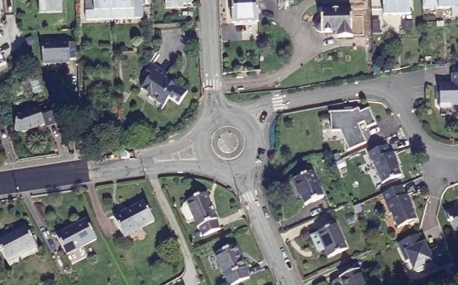 Vue aérienne du Rond-point anonyme n°766523172