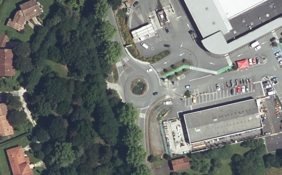 Vue aérienne du Rond-point anonyme n°76679349