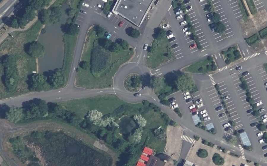 Vue aérienne du Rond-point anonyme n°76695863