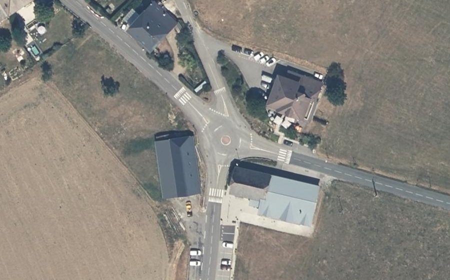 Vue aérienne du Rond-point anonyme n°767675386