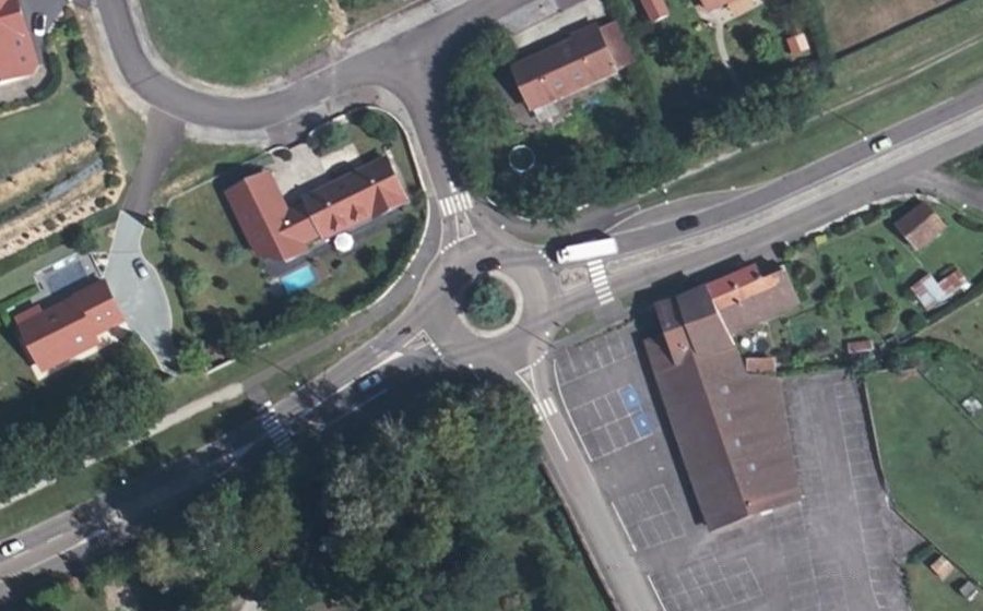 Vue aérienne du Rond-point anonyme n°767692700