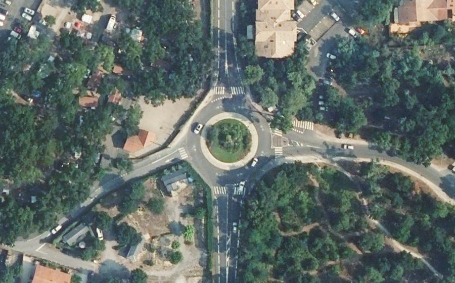 Vue aérienne du Rond-point anonyme n°76776720