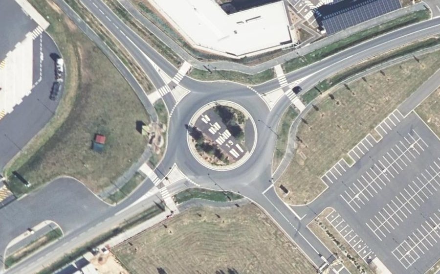 Vue aérienne du Rond-point anonyme n°768086913