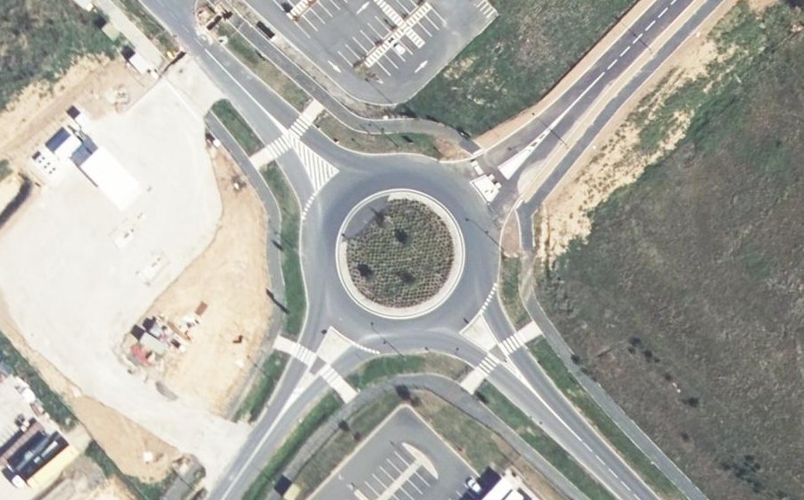 Vue aérienne du Rond-point anonyme n°768086920