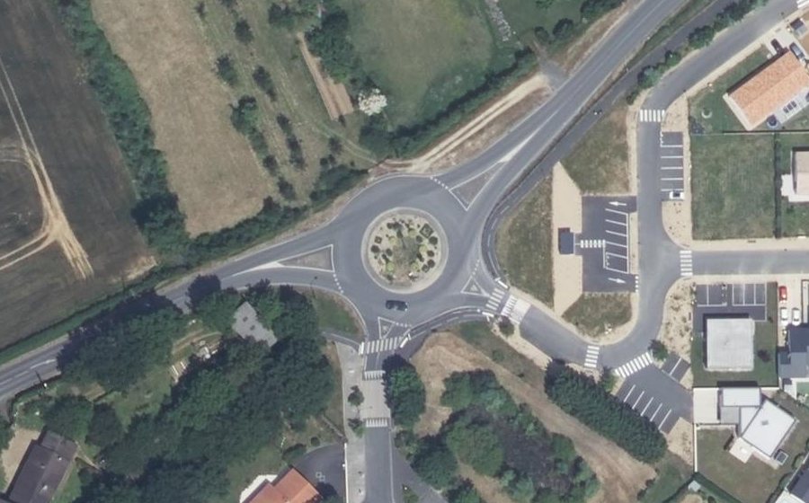 Vue aérienne du Rond-point anonyme n°768261928