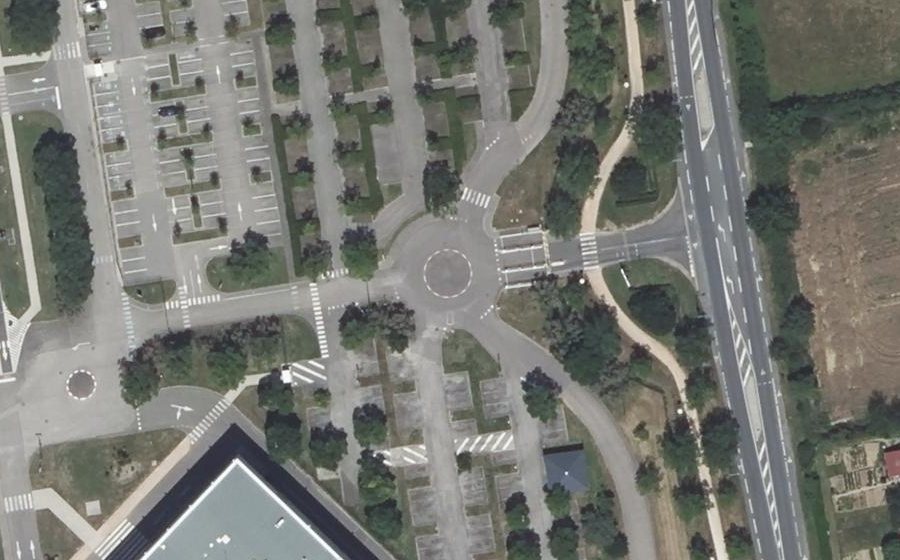 Vue aérienne du Rond-point anonyme n°768489782