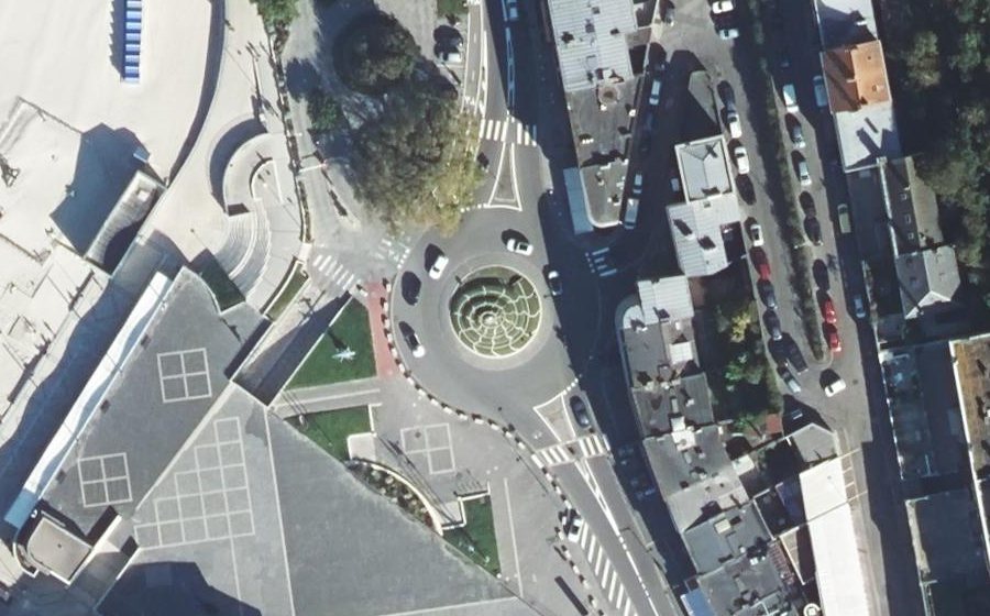 Vue aérienne du Rond-point anonyme n°768823704
