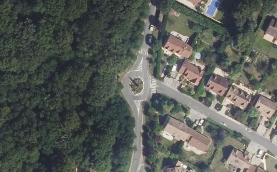 Vue aérienne du Rond-point anonyme n°76883172