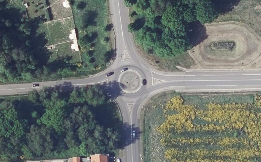 Vue aérienne du Rond-point anonyme n°76909440