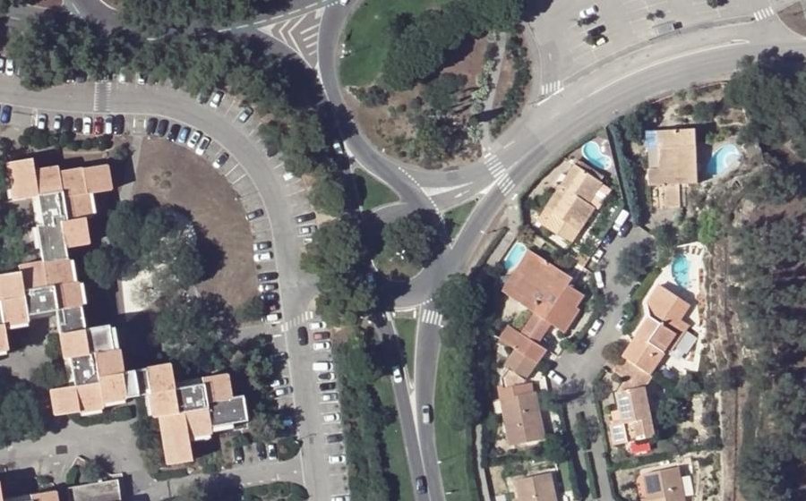 Vue aérienne du Rond-point anonyme n°76937558
