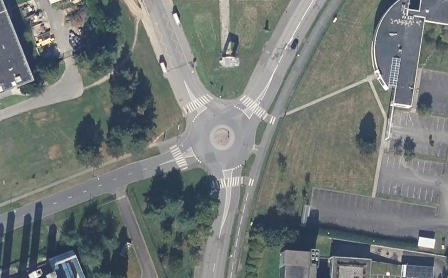Vue aérienne du Rond-point anonyme n°769417103