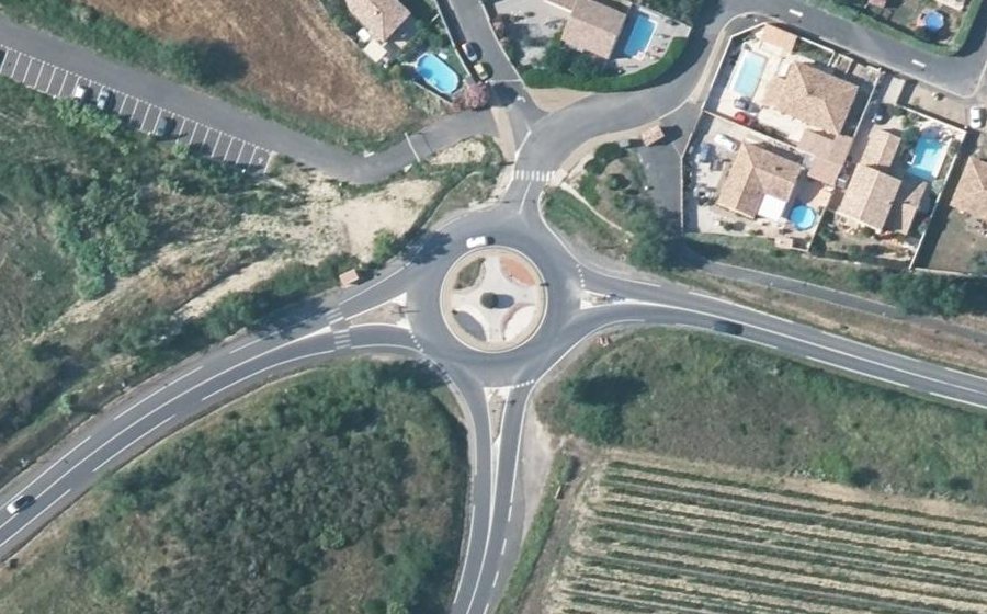 Vue aérienne du Rond-point anonyme n°76992828