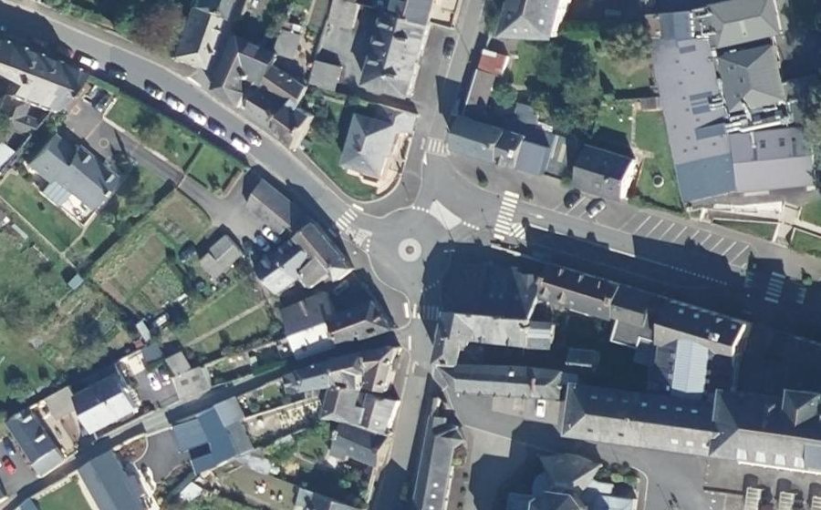 Vue aérienne du Rond-point anonyme n°770247675