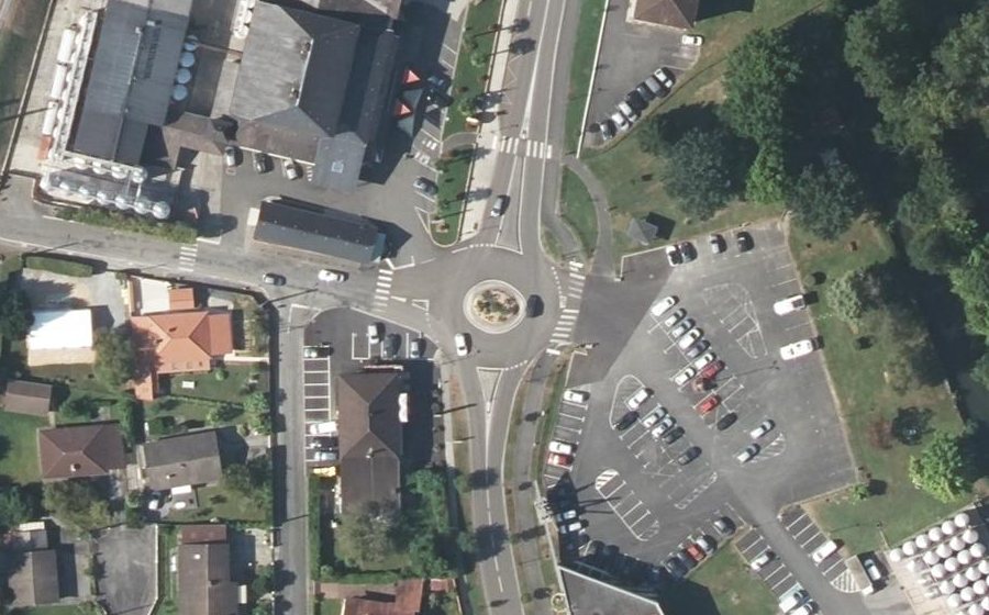 Vue aérienne du Rond-point anonyme n°770377280
