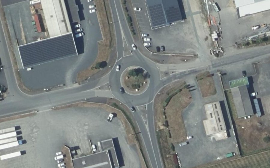 Vue aérienne du Rond-point anonyme n°77044937