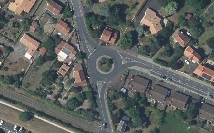 Vue aérienne du Rond-point anonyme n°77044941