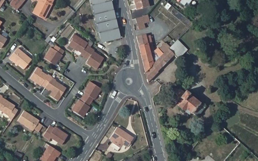Vue aérienne du Rond-point anonyme n°77044946