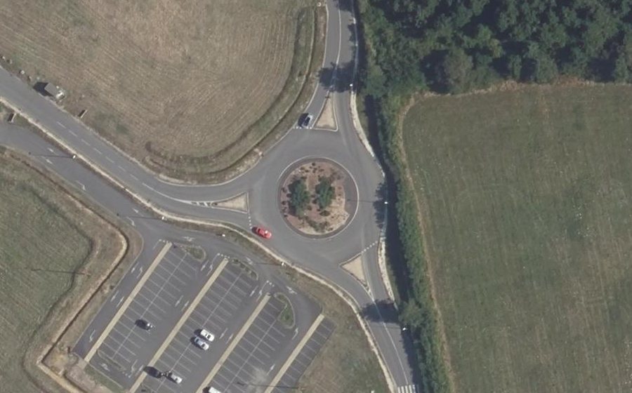 Vue aérienne du Rond-point anonyme n°77048103