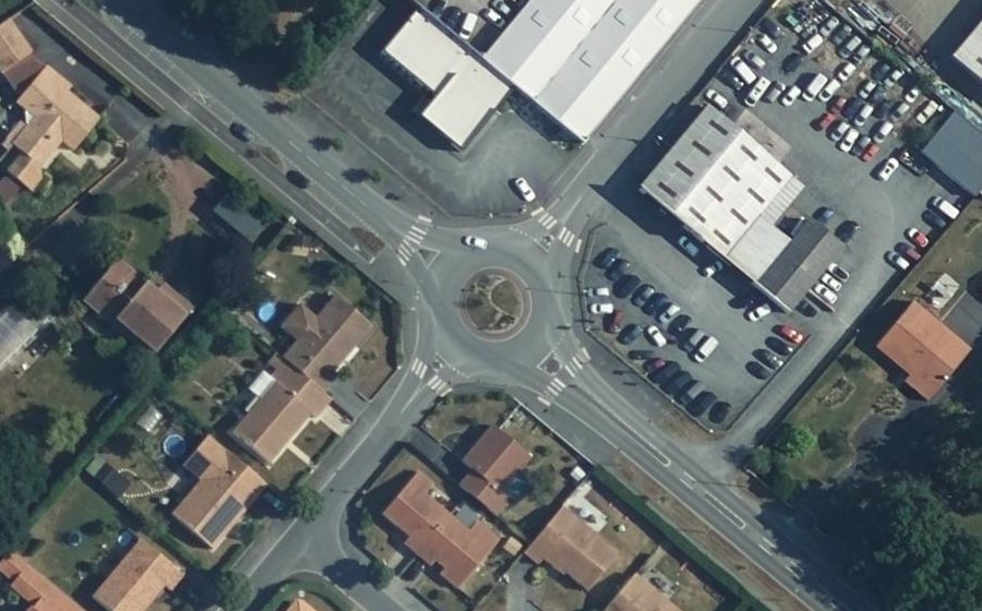 Vue aérienne du Rond-point anonyme n°77064190