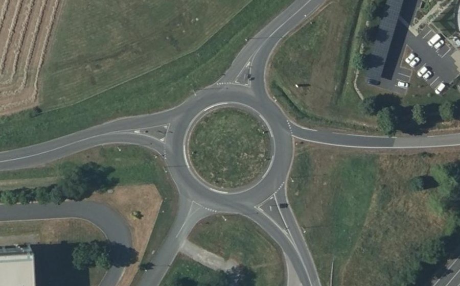 Vue aérienne du Rond-point anonyme n°77172261