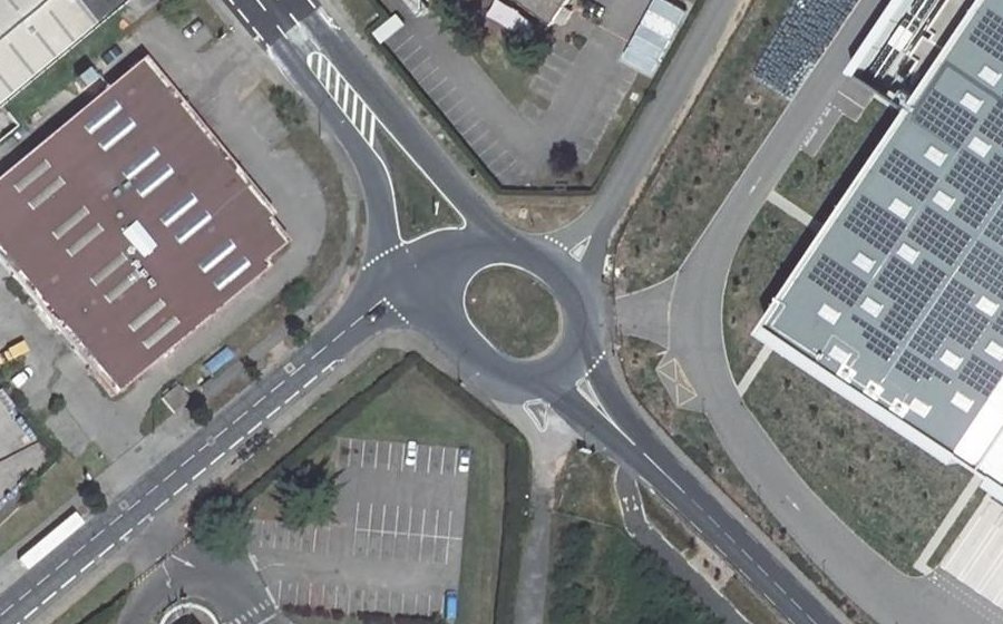 Vue aérienne du Rond-point anonyme n°77193389
