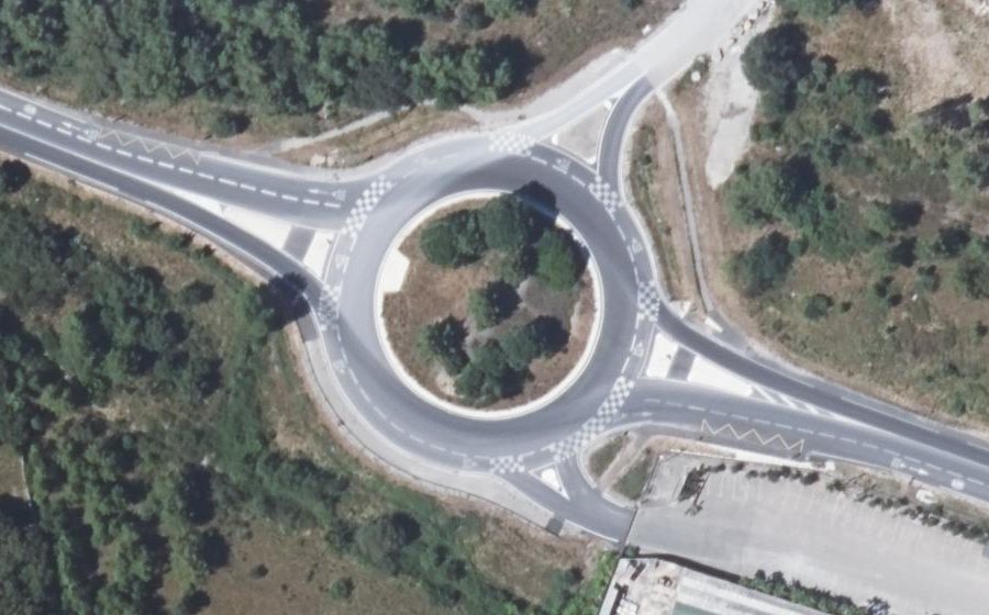 Vue aérienne du Rond-point anonyme n°772039144