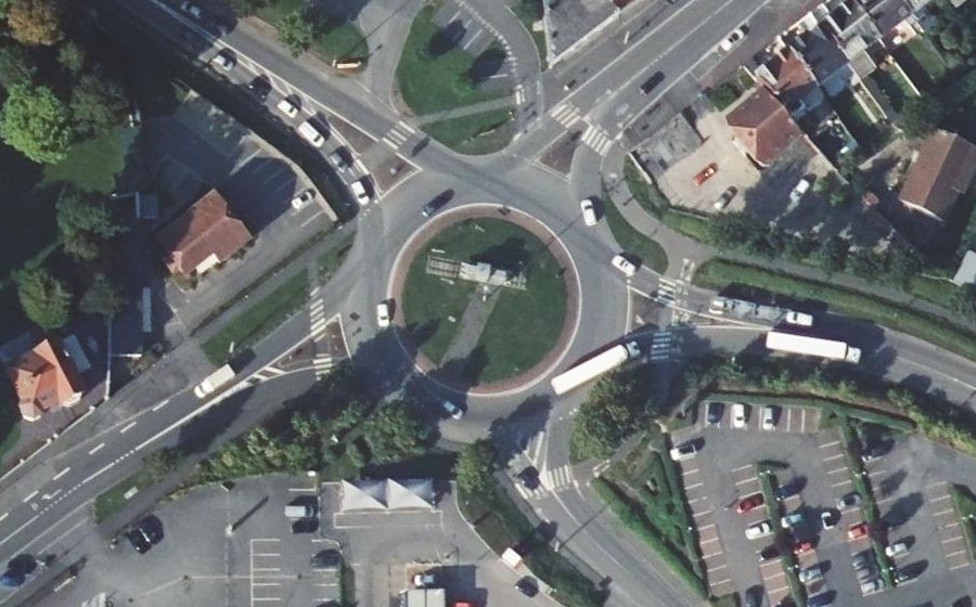 Vue aérienne du Rond-point anonyme n°77220882